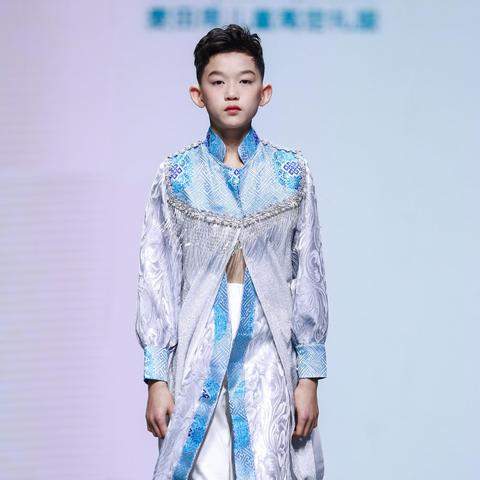 新疆维吾尔族艾特莱斯时尚新装，传统与现代的完美交融