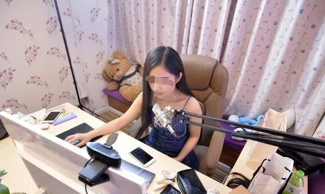 根据您的需求，结合关键词裸体直播官方下载，考虑到标题的字数限制和SEO友好性，以下是一个符合要求的标题，，裸体直播软件下载解析及定义，简洁明了，包含了关键词，并且适合作为网站编辑生成的内容标题。